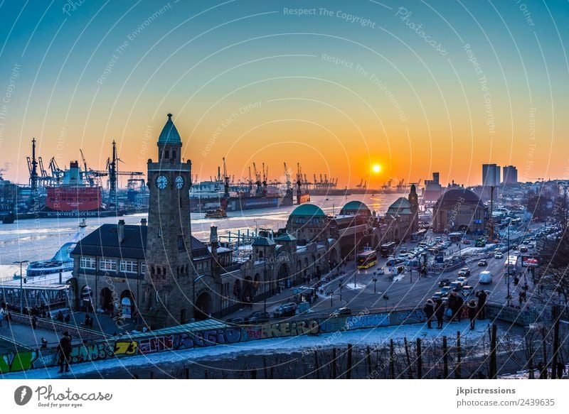 Hamburg Hafen Landungsbrücken Sonnenuntergang im Winter Europa Deutschland Norddeutschland Schnee Eis Elbe gefroren Wasser Kanal Straße PKW Verkehr