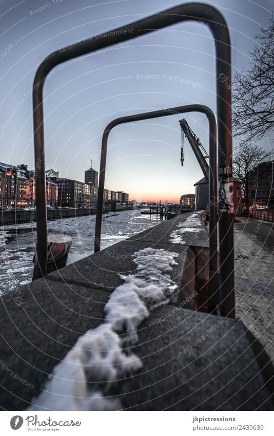 Speicherstadt Hamburg im Winter Schnee Wasser Himmel Wolken Mond Hafen Brücke Bauwerk Gebäude Fassade Holz Stahl Backstein dunkel Europa Deutschland