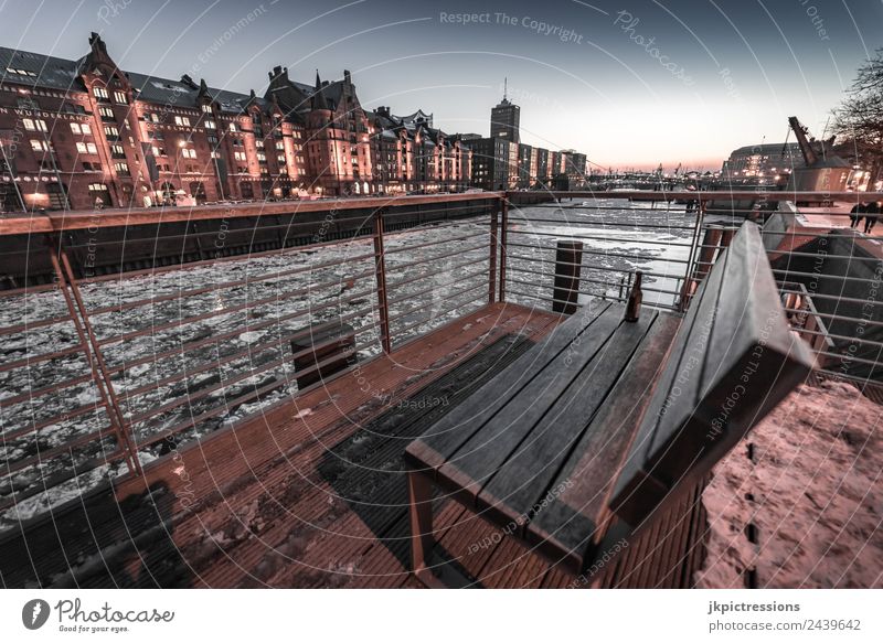 Speicherstadt Hamburg im Winter Europa Deutschland Alte Speicherstadt Weltkulturerbe Hafen Nacht Nachtaufnahme Weitwinkel Wolken dunkel Geländer Beleuchtung