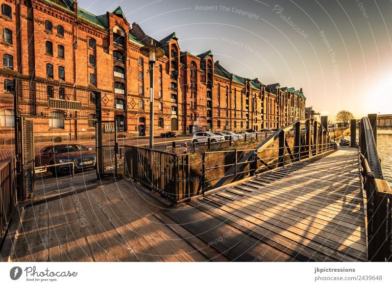 Speicherstadt Hamburg, Brücke bei Sonnenuntergang Dämmerung Abend Licht Romantik Backstein Alte Speicherstadt Deutschland Weltkulturerbe Wasser Blauer Himmel