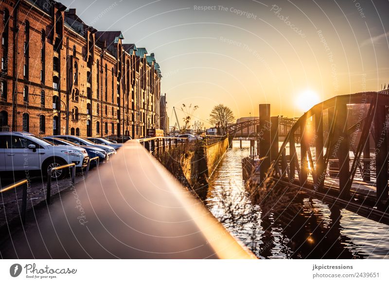 Geländer in der Speicherstadt Hamburg Dämmerung Abend Sonnenuntergang Licht Romantik Backstein Alte Speicherstadt Deutschland Weltkulturerbe Wasser