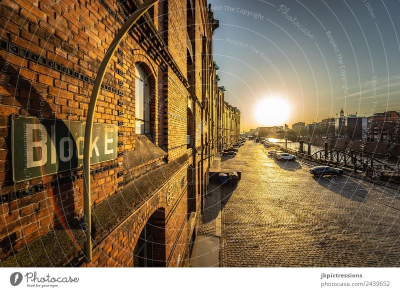 Hamburg Speicherstadt Block E Sonnenuntergang Dämmerung Abend Licht Romantik Backstein Alte Speicherstadt Deutschland Weltkulturerbe Wasser Blauer Himmel