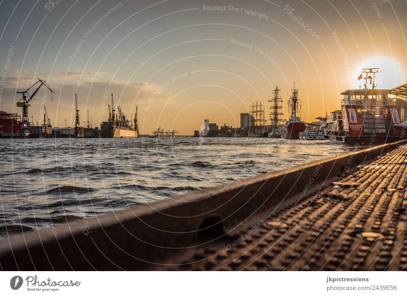 Hamburg Landungsbrücken bei Sonnenuntergang Dämmerung Abend Romantik Deutschland Wasser Blauer Himmel Wolken Baum Haus Hafen Kanal schön ruhig besinnlich