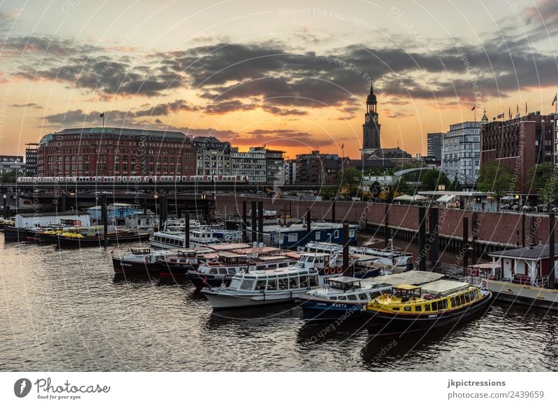 Hamburg Hafen / Speicherstadt bei Abenddämmerung Dämmerung Sonnenuntergang Romantik Backstein Alte Speicherstadt Deutschland Weltkulturerbe Wasser Blauer Himmel