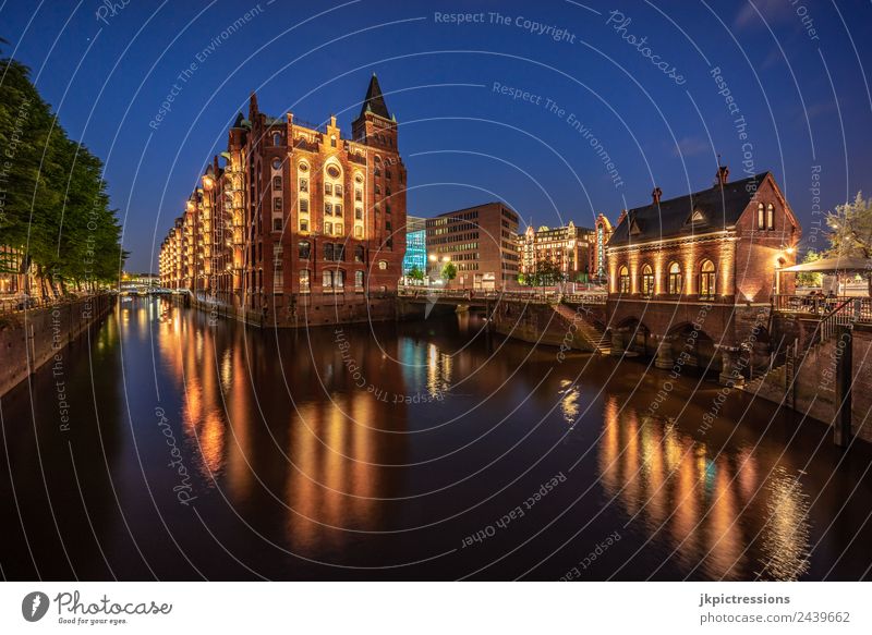 Hamburg Speicherstadt Fleetschlösschen bei Nacht Abend dunkel Licht Beleuchtung Romantik Backstein Alte Speicherstadt Deutschland Weltkulturerbe Wasser