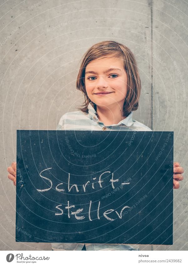 Junge mit Tafel, darauf steht Schriftsteller Bildung Kind Schule lernen Schulgebäude Schulkind Berufsausbildung Karriere Erfolg Mensch maskulin 1 8-13 Jahre