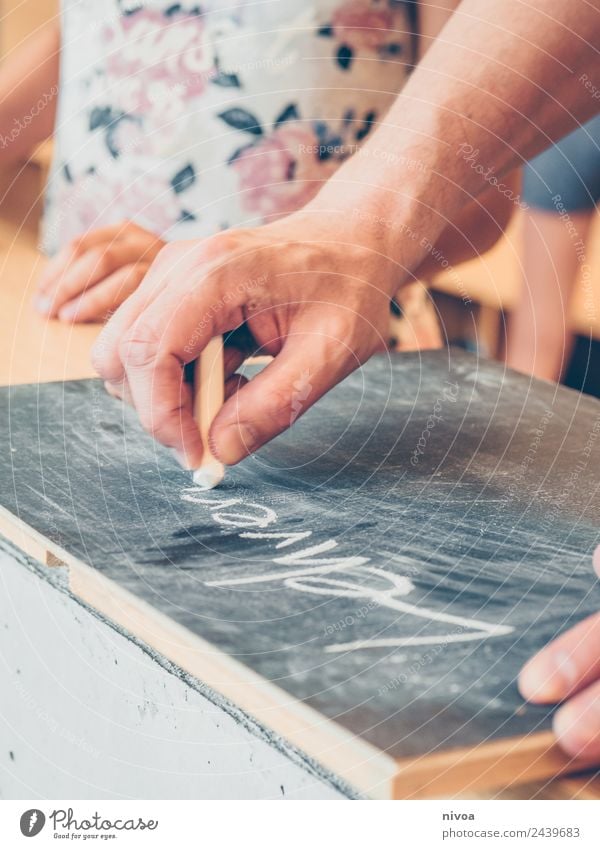 Männerhand schreibt mit Kreide Lehrerin auf Tafel Kindererziehung Bildung Schule Schulgebäude Schulkind Schüler Beruf Arbeitsplatz Mensch maskulin feminin Mann