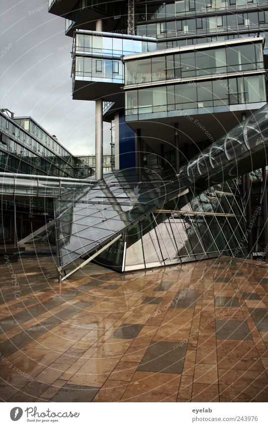 Hinterhofidylle Stadt Hauptstadt Stadtzentrum Skyline Haus Traumhaus Hochhaus Bankgebäude Brücke Turm Bauwerk Gebäude Architektur Mauer Wand Treppe Fassade