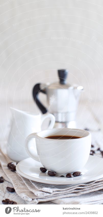 Tasse Kaffee mit Milch Brot Frühstück Getränk Espresso Tisch frisch lecker braun schwarz weiß Tradition Hintergrund Bäckerei caffè Koffein trinken Lebensmittel