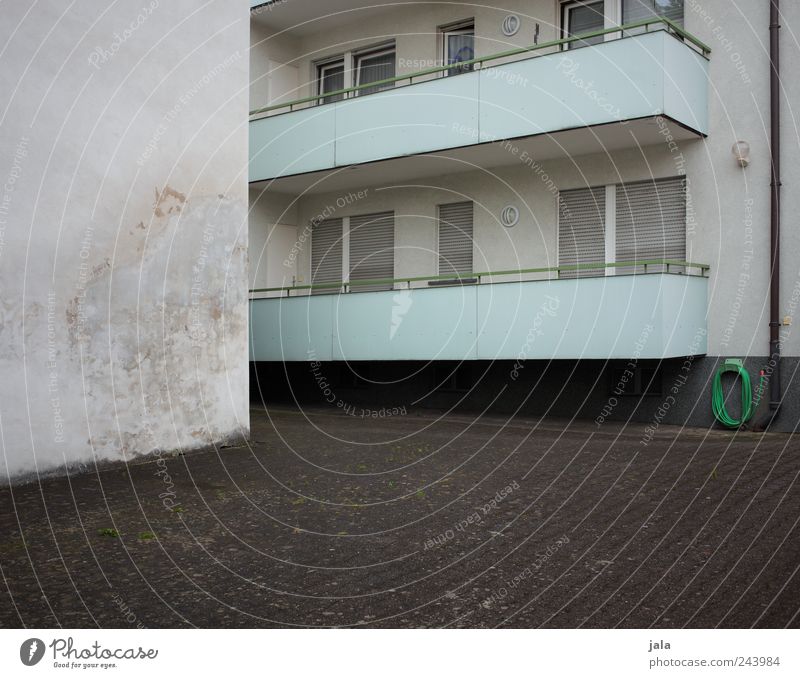 balkonien Haus Platz Bauwerk Gebäude Architektur Mauer Wand Fassade Balkon Fenster trist Stadt Farbfoto Außenaufnahme Menschenleer Textfreiraum links Tag