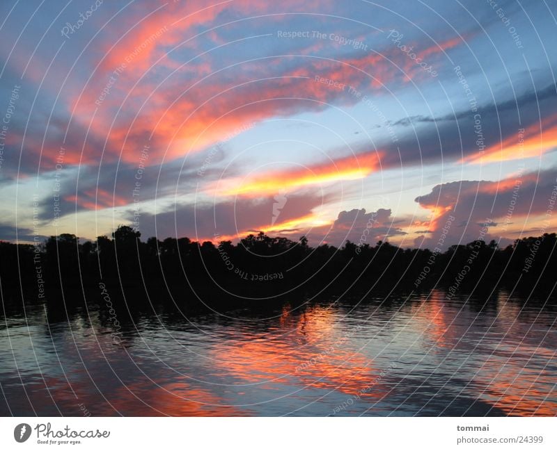 summernight Brasilien Amazonas Sonnenuntergang rot Reflexion & Spiegelung Fluss Farbe blau orange