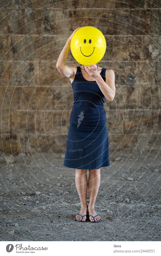 Smile l UT Dresden feminin Frau Erwachsene Leben 1 Mensch Mauer Wand Kleid Luftballon einzigartig positiv Freude Glück Fröhlichkeit Zufriedenheit Lebensfreude