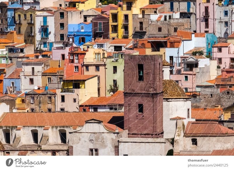 pittoreske Altstadt mit Kirchturm, bunte Häuser Ferien & Urlaub & Reisen Tourismus Ferne Sommer Bosa Sardinien Italien Europa Kleinstadt Stadtzentrum Skyline