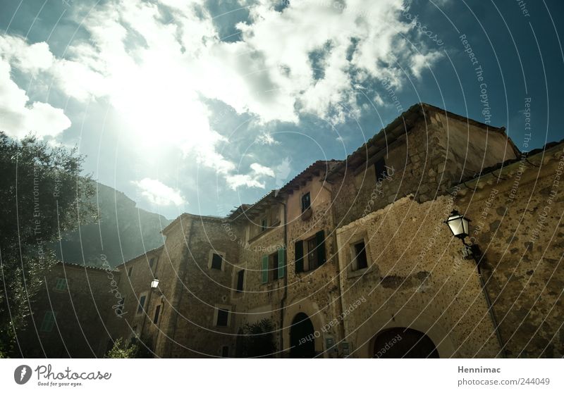 Fassadengestaltung. Haus Himmel Wolken Sonne Sommer Schönes Wetter Dorf Fischerdorf Altstadt Bauwerk Gebäude Mauer Wand Fenster Dach Dachrinne Stein braun gelb