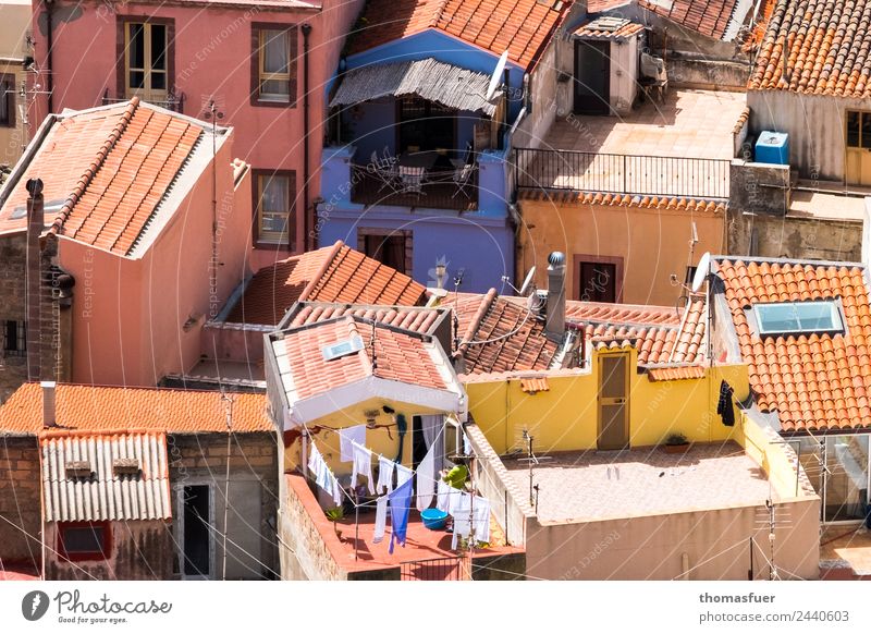 pittoresker Ort von Oben mit blauem Haus Ferien & Urlaub & Reisen Sommer Schönes Wetter Bosa Sardinien Italien Kleinstadt Stadtzentrum Altstadt Skyline Mauer