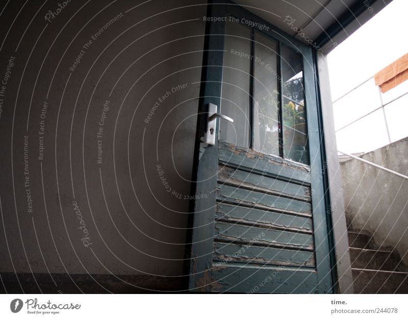 Entmuffung Keller Tür Kellertür Ausgang Eingang Geländer Treppengeländer Handtuch Innenaufnahme Farbfoto Glas Fensterscheibe Weitwinkel Kellertreppe Mauer Wand