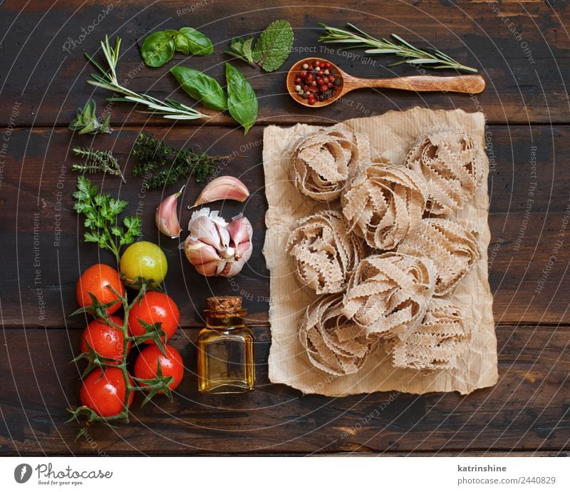 Vollkornnudeln Tagliatelle, Olivenöl, Gemüse und Kräuter Vegetarische Ernährung Diät Flasche Tisch Blatt dunkel frisch braun grün rot Tradition Essen zubereiten