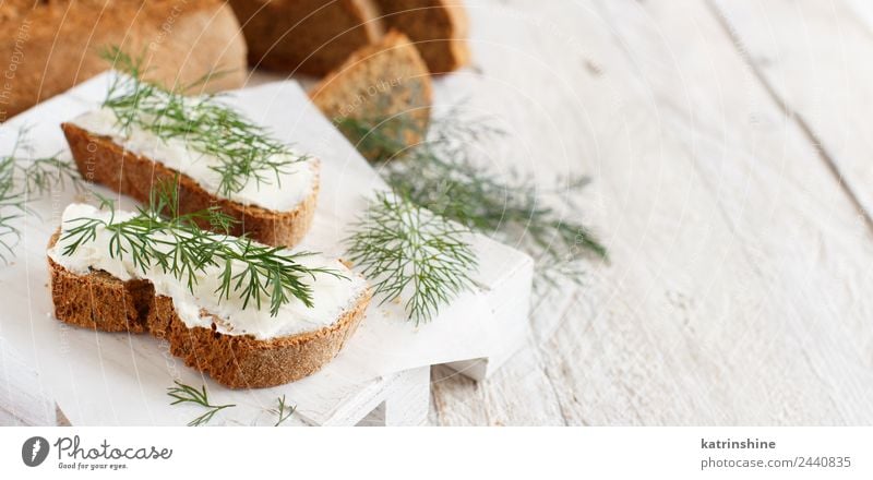 Sandwiches mit Frischkäse und frischem Dill Käse Brot Essen Frühstück Mittagessen grün Amuse-Gueule Baguette Holzplatte Bruschetta Essen zubereiten Sahne