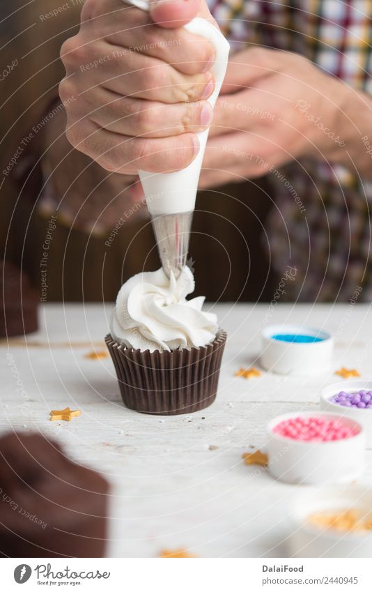 Herstellung von Cupcake Dessert Dekoration & Verzierung Feste & Feiern Weihnachten & Advent Baum klein grün rot weiß Hintergrund backen Kasten Butter Kuchen