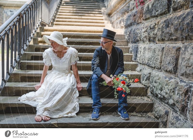 Hochzeitspaar auf Treppe Mensch maskulin feminin Frau Erwachsene Mann Paar Partner Leben 2 sitzen Traurigkeit Liebeskummer Müdigkeit Enttäuschung Reue