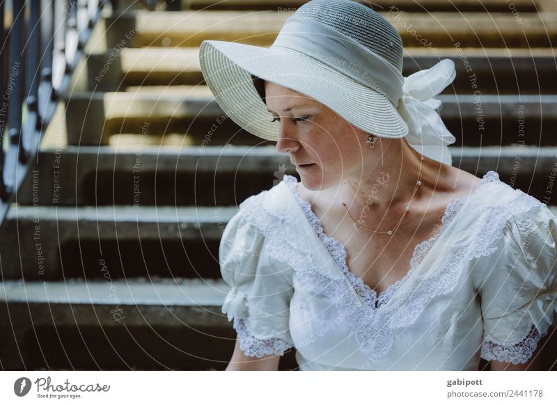 Frau im Hochzeitskleid Mensch feminin Erwachsene Paar Partner Leben 1 Lächeln Braut Brautkleid Hut altmodisch retro Rüschenkleid nachdenklich schön Farbfoto