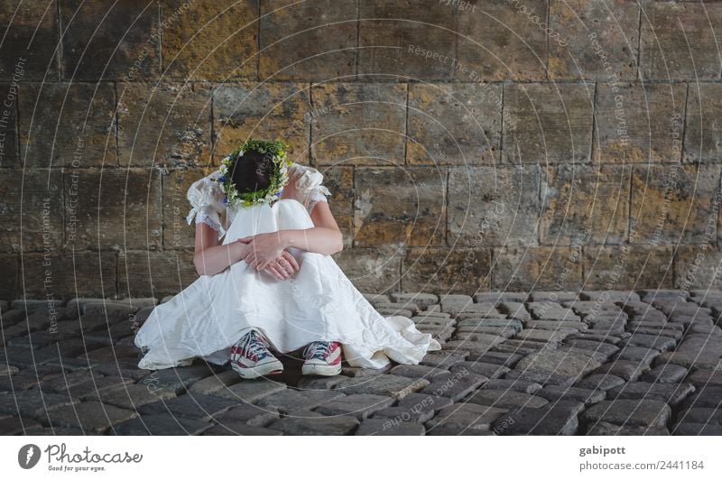 Zweifel Hochzeit Mensch feminin Junge Frau Jugendliche Erwachsene Partner Leben 1 sitzen trashig Stadt Enttäuschung Braut Brautkleid Traurigkeit Desaster