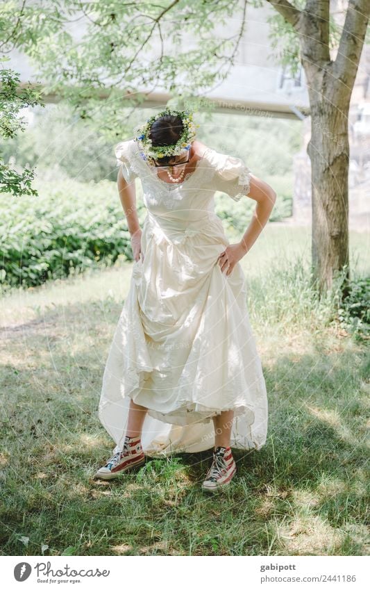 Lieblingsschuhe | UT Dresden Mensch feminin Junge Frau Jugendliche Erwachsene Leben 1 Natur Landschaft Sommer Baum Garten Park Wiese stehen schön einzigartig