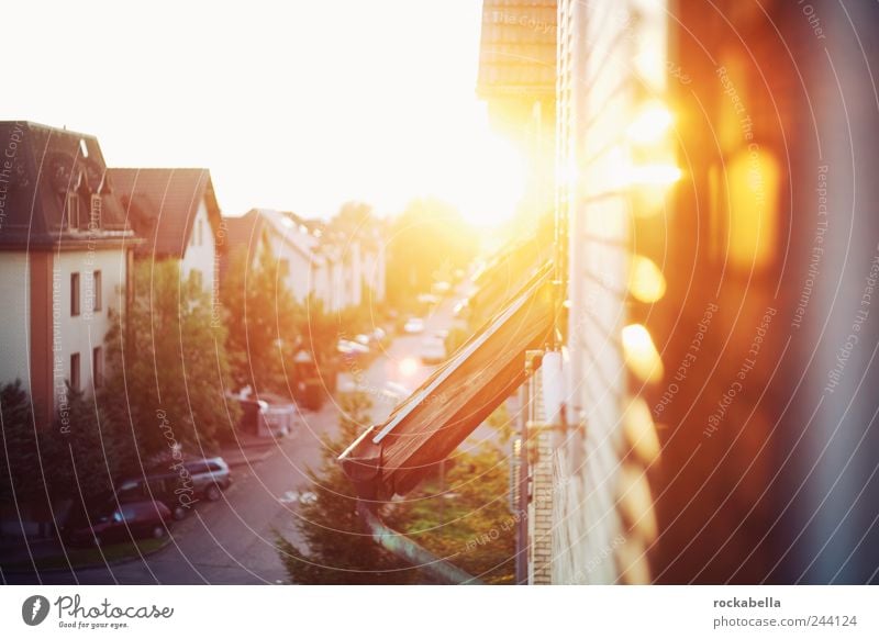 sonnenuntergang im heidiland. Haus ästhetisch Wärme Hoffnung Glaube Beginn Freude Sonnenuntergang Straße PKW Wohnsiedlung Häuserzeile Sommer Dach Dachrinne