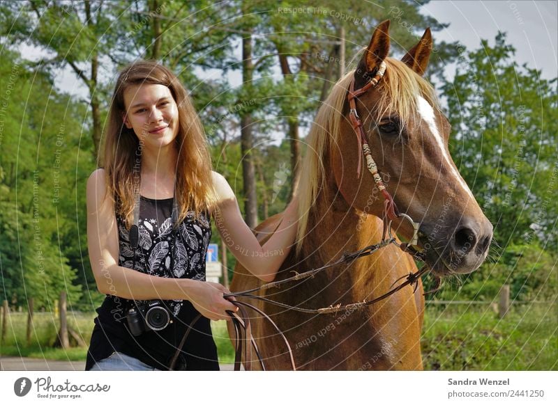 Christin und Emmi Freude Glück Körper Erholung Freizeit & Hobby Safari Sommer Sommerurlaub Reitsport Erfolg Junge Frau Jugendliche Erwachsene 1 Mensch