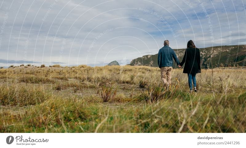 Unbekanntes Paar beim Spaziergang an der Küste Lifestyle schön Windstille Freizeit & Hobby Ferien & Urlaub & Reisen Winter Mensch Frau Erwachsene Mann Hand