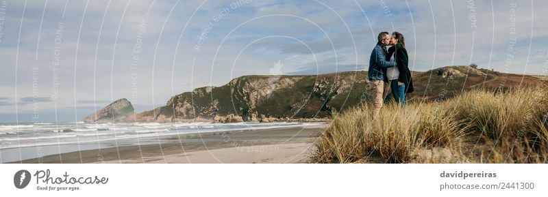 Ein Paar küsst sich am Strand. Lifestyle ruhig Meer Wellen Winter Frau Erwachsene Mann Eltern Familie & Verwandtschaft Natur Landschaft Sand Herbst Küste Küssen