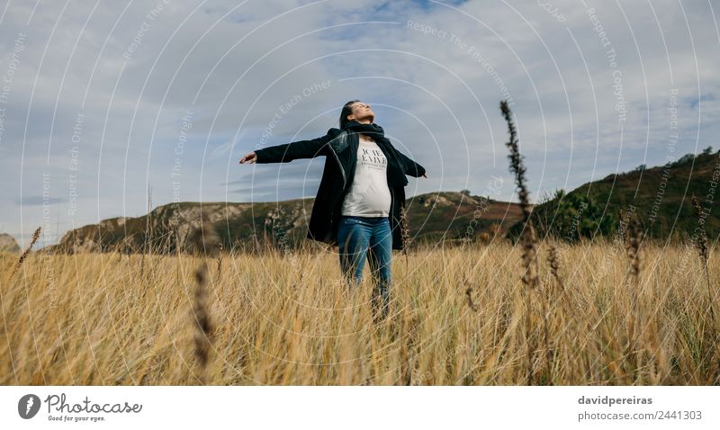 Schwangere Frau, die die Arme auf dem Feld öffnet. Lifestyle Glück schön Freizeit & Hobby Freiheit Mensch Baby Erwachsene Mutter Natur Landschaft Gras Wiese