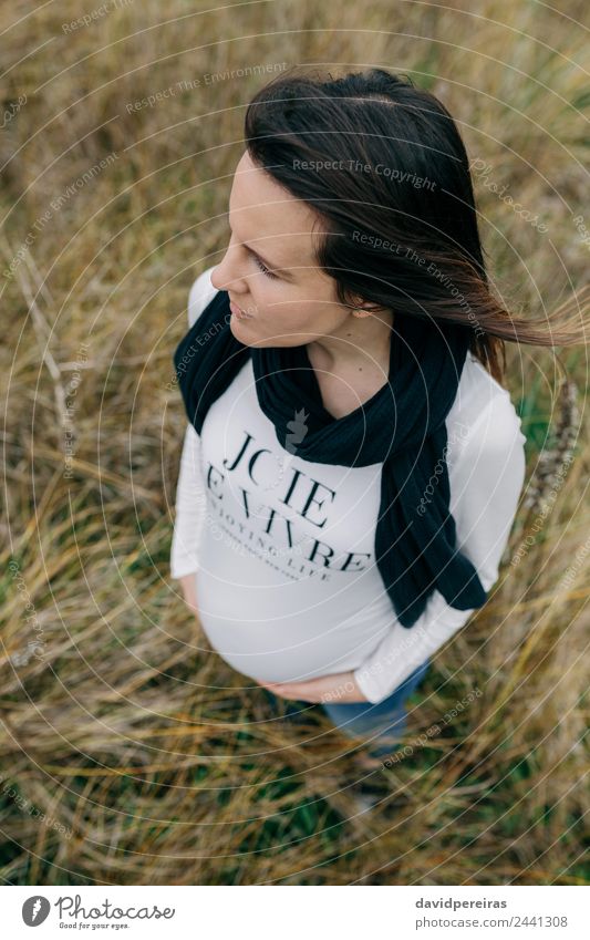 Schwangere Frau hält ihren Bauch. Lifestyle Glück schön Leben Mensch Baby Erwachsene Mutter Hand Natur Landschaft Gras Wiese Fluggerät Schal berühren