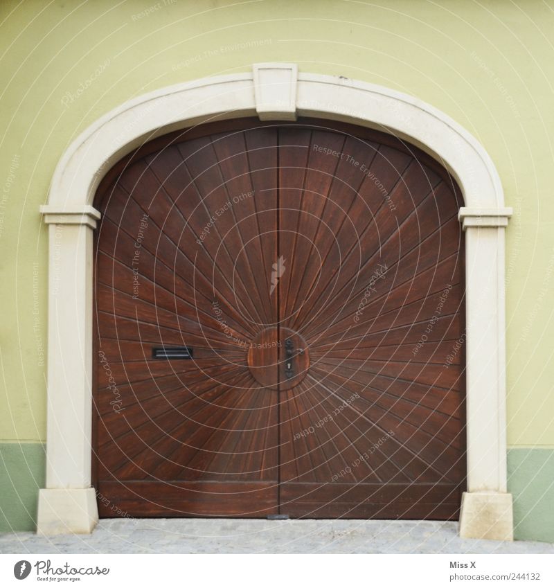 Door Haus Gebäude Mauer Wand Fassade Tür Briefkasten Holz alt groß Tor Holztor Türrahmen Bundesland Burgenland Architektur geschlossen Farbfoto Gedeckte Farben