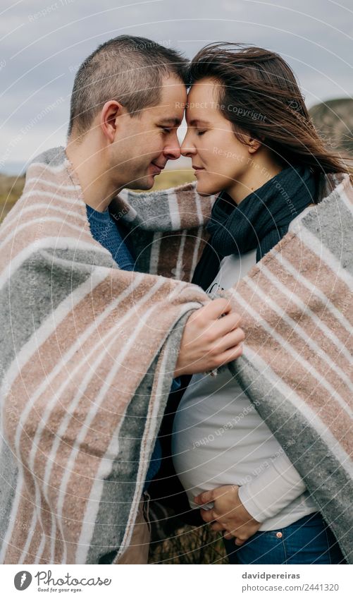 Schwanger mit Mann, der mit einer Decke bedeckt ist. Lifestyle ruhig Winter Frau Erwachsene Eltern Familie & Verwandtschaft Paar Natur Landschaft Wolken Herbst