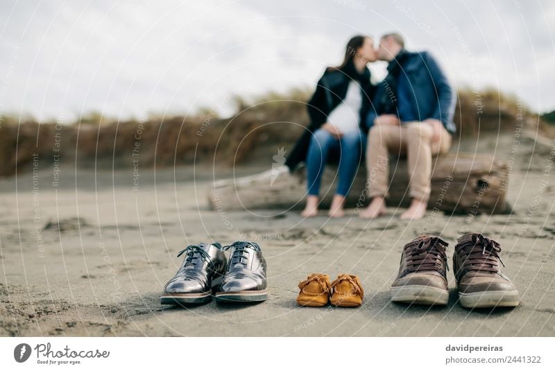 Familienschuhe im Sand mit Paarküssen Leben Strand Winter Mensch Baby Frau Erwachsene Mann Eltern Mutter Vater Familie & Verwandtschaft Fuß Herbst Küste Schuhe