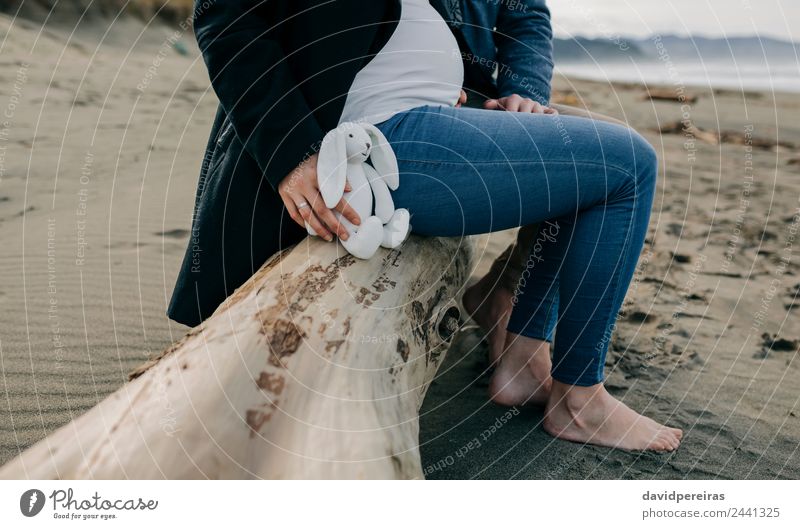 Schwanger am Strand mit ihrer Partnerin Lifestyle Meer Winter Mensch Frau Erwachsene Mann Mutter Vater Paar Fuß Sand Herbst Jeanshose Mantel Teddybär Liebe