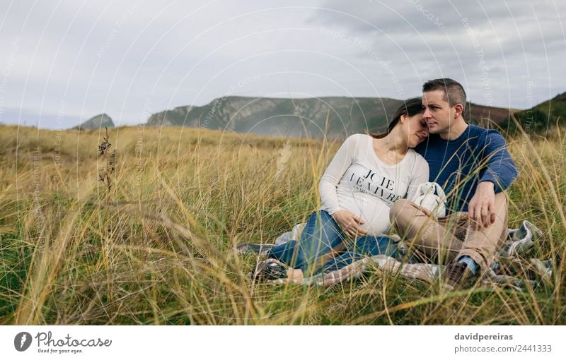 Schwanger mit Partner auf der Wiese liegend Lifestyle Erholung Mensch Baby Frau Erwachsene Mann Vater Familie & Verwandtschaft Paar Natur Landschaft Herbst Gras