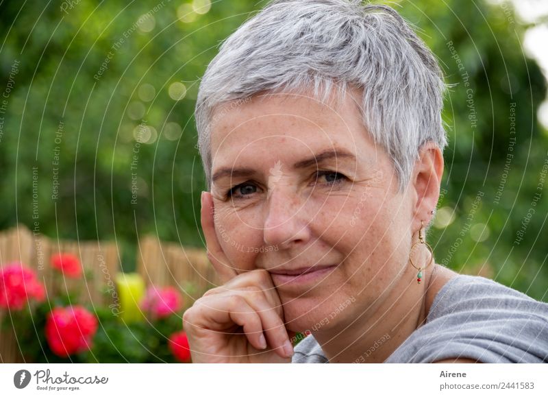 Schaun wir mal, dann sehn wir schon... | UT Dresden Mensch feminin Frau Erwachsene Kopf Hand 1 45-60 Jahre grauhaarig kurzhaarig grün rot gehorsam Vorsicht