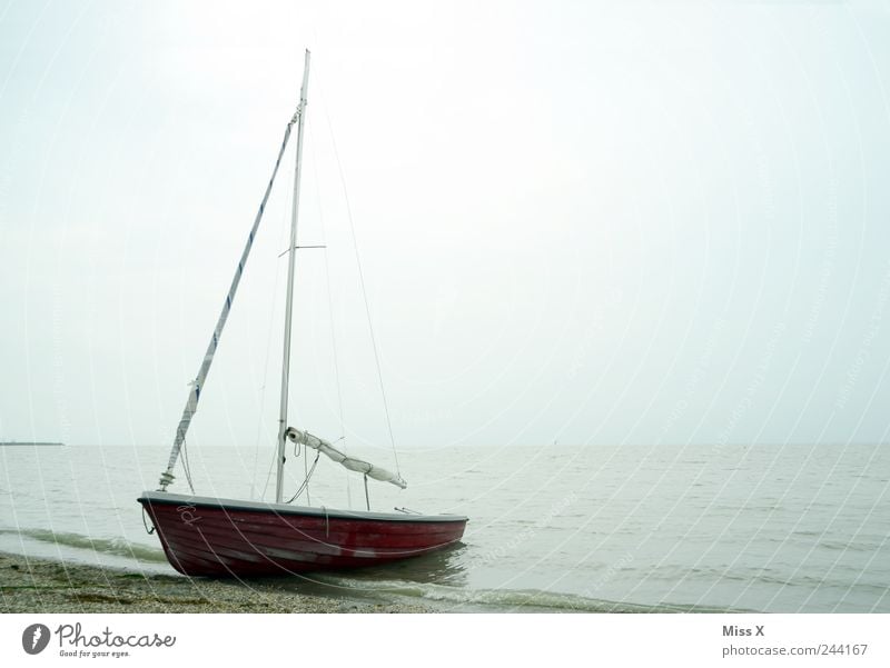 verlassen Ausflug Strand Meer Wellen Wasser schlechtes Wetter Nebel Regen See Schifffahrt Segelboot dunkel Stimmung Einsamkeit Endzeitstimmung Neusiedler See