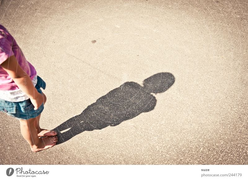 Ene Freude Freizeit & Hobby Spielen Kinderspiel Sommer Mensch Kleinkind Mädchen Kindheit 1 3-8 Jahre klein lustig Straße Platz Schattenspiel Barfuß Farbfoto