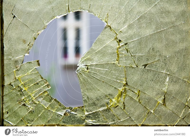 Loch Stadtzentrum Haus Bauwerk Gebäude Architektur Mauer Wand Fassade Fenster Glas werfen kaputt Wut Ärger Feindseligkeit Rache Aggression Gewalt Scheibe