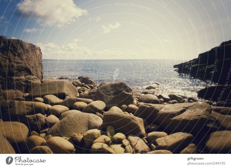 stoned Umwelt Natur Landschaft Urelemente Wasser Himmel Wolken Horizont Schönes Wetter Felsen Wellen Küste Strand Bucht Meer Insel blau Stein steinig Felsküste