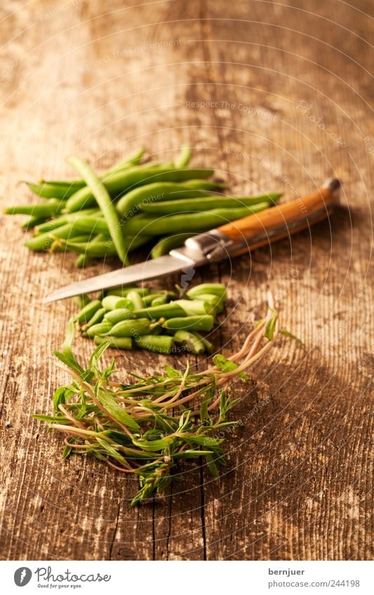 Satureja Lebensmittel Gemüse Vegetarische Ernährung Diät Messer Appetit & Hunger Bohnen Bohnenkraut geschnitten Schnipsel Holzbrett Kräuter & Gewürze grün