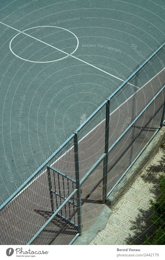 sportplatz Sport Sportstätten hell Markierungslinie Platz Kreis Geometrie Jerusalem Israel Zaun Tor Draht weiß Linie Sträucher Wege & Pfade grell Sommer