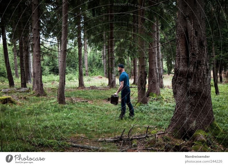 Mann mit einem Benzinkanister in der Hand läuft durch einen düsteren Wald Ferien & Urlaub & Reisen Abenteuer Sommer Mensch Erwachsene 1 Natur Pflanze gehen