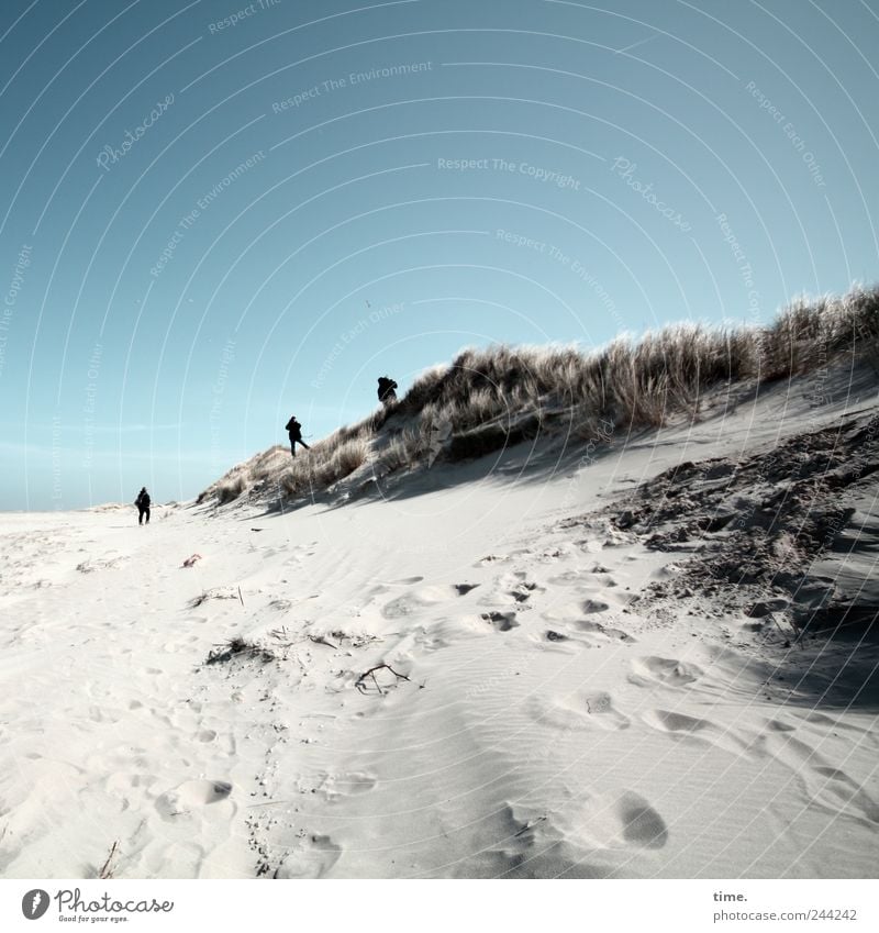 Spiekeroog | Grenzgänger Erholung Ferien & Urlaub & Reisen Tourismus Strand Insel Mensch Freundschaft Erwachsene 3 Umwelt Natur Sand Himmel Fußspur blau