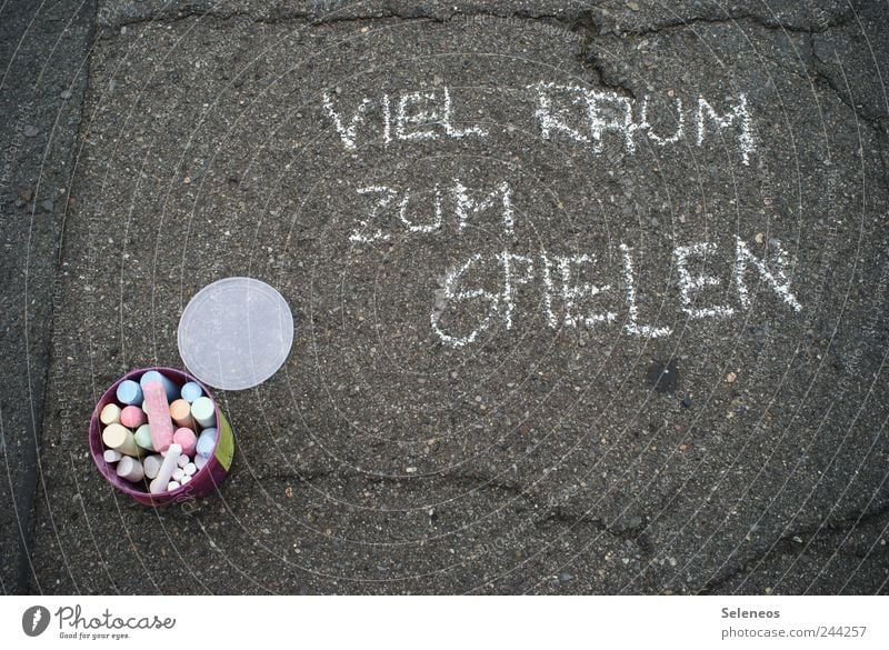 Viel Raum zum Spielen Freizeit & Hobby Sommer Strassenmalerei Straße Kreide Beton Zeichen Schriftzeichen Hinweisschild Warnschild zeichnen alt kaputt Asphalt