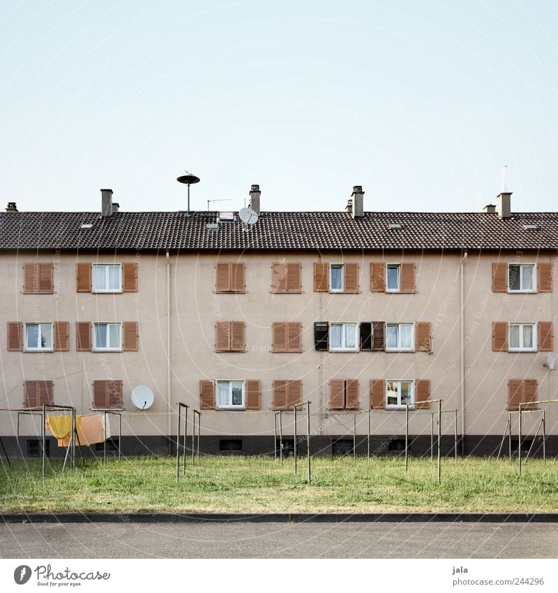 wohnblock Himmel Gras Wiese Haus Platz Bauwerk Gebäude Mehrfamilienhaus Mauer Wand Fassade Fenster Dach Schornstein Antenne Satellitenantenne trist Stadt