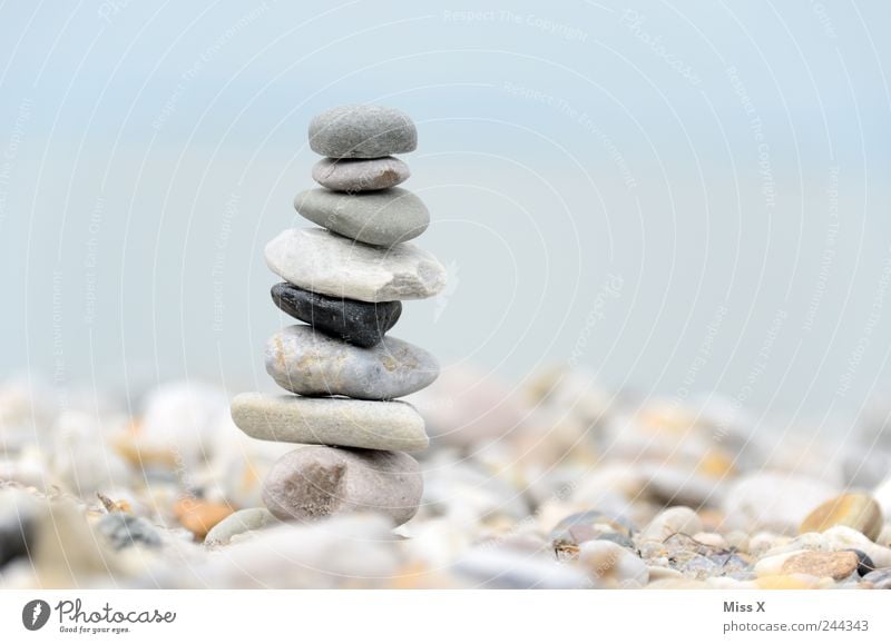 Steinmännle Zufriedenheit Stapel Steinmännchen Haufen Turm Kieselsteine Strand Küste grau Gleichgewicht Spitze bauen Farbfoto Gedeckte Farben Außenaufnahme